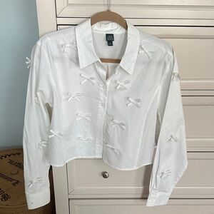 BNWT Wild Fable White Bow-Appliqué Cropped Button-Down Shirt